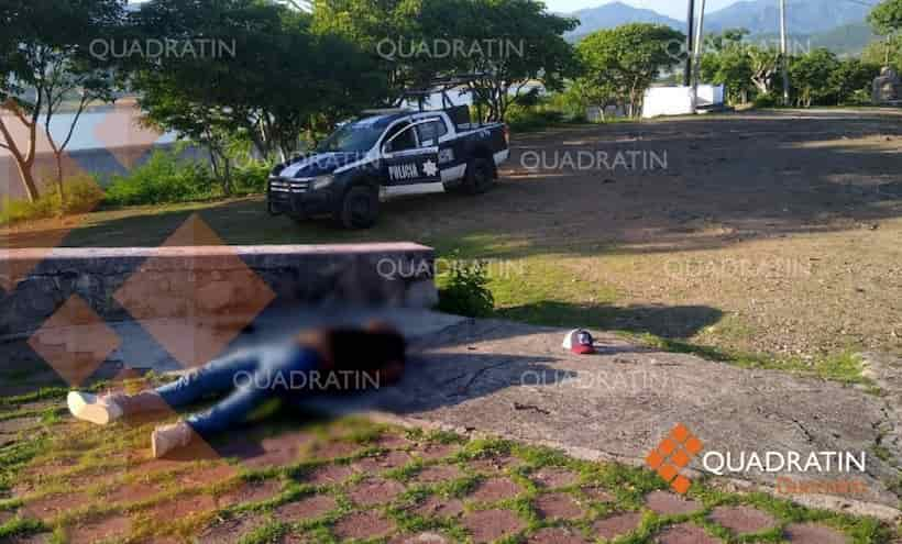 Ultiman a joven cerca de iglesia en Tepecoacuilco