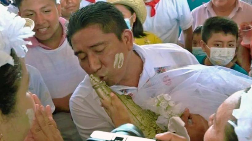 Alcalde cumple tradición y se casa con un lagarto en Oaxaca