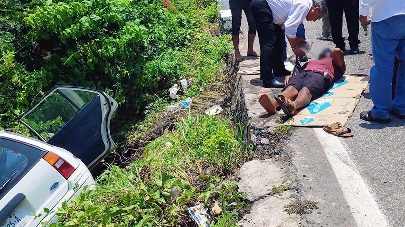 Impacta coche, lo saca y se da a la fuga en la Escénica de Acapulco