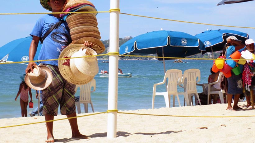 Piden hoteleros de Acapulco poner orden a ambulantes en playas