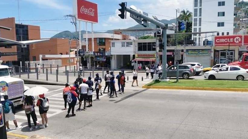 Bloquean egresados del ESEF avenida Cuauhtémoc de Acapulco