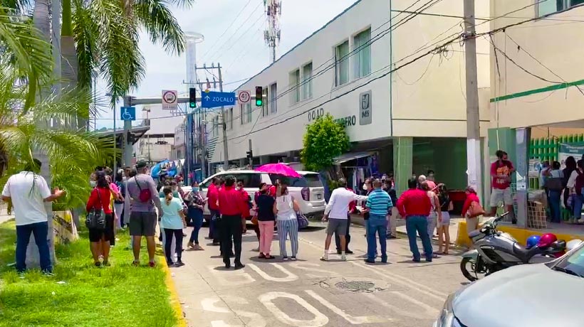 Bloquean trabajadores del IMSS la Cuauhtémoc de Acapulco