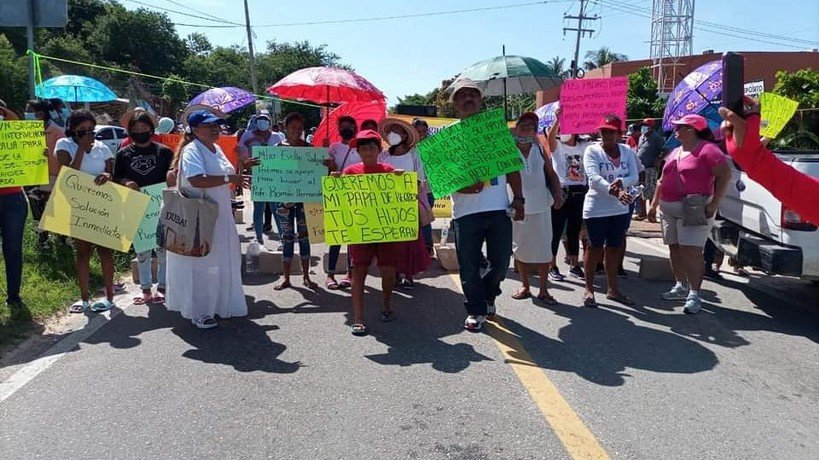 Bloquean por desaparecido la Acapulco-Pinotepa Nacional