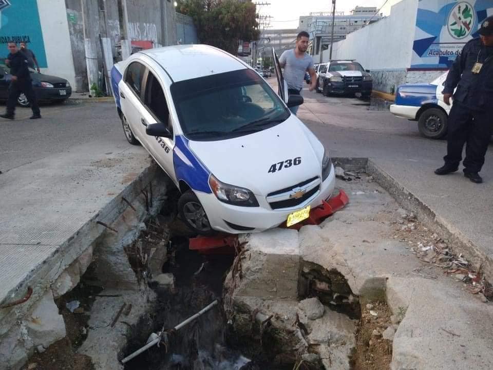 ¡No la vio! Cae taxi a zanja frente a la SSP en Acapulco