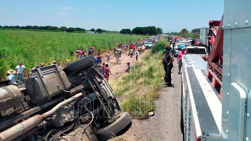 VIDEO: Rapiñan camión con piernas de cerdo que volcó en Tamaulipas