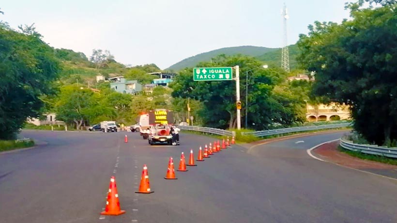 Restablecen circulación en carretera de Iguala tras accidente de pipa