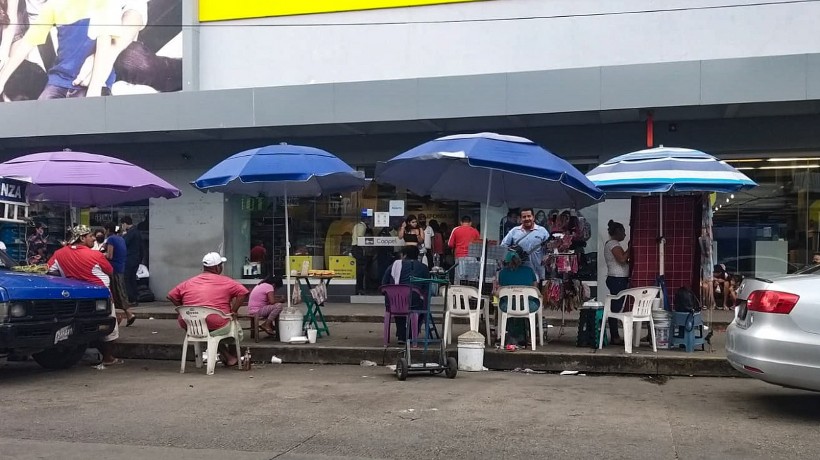 Vuelven a colocarse comerciantes frente al Coppel del Centro de Acapulco