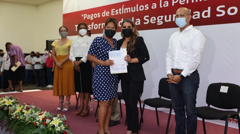 Entrega Evelyn Salgado pagos de estímulos de permanencia a mil 200 burócratas