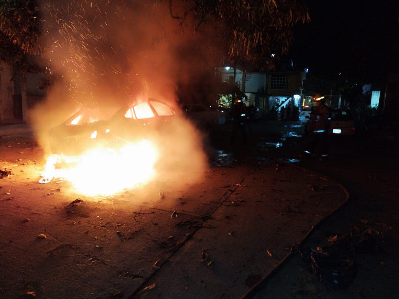 Incendian cinco vehículos en Acapulco