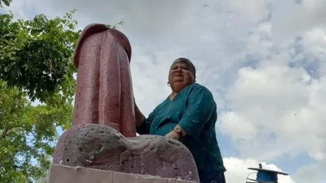 Instalan ‘monumento al pene’ en Veracruz