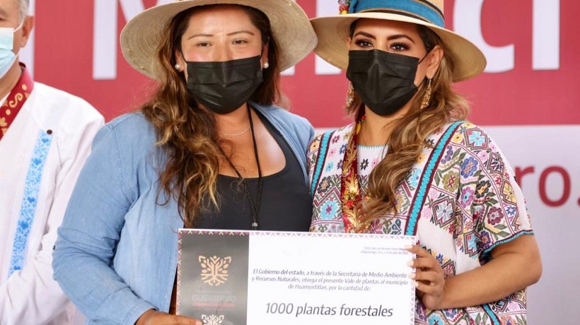 Anuncia Evelyn Salgado apoyo para que artesanos de Olinalá comercialicen sus productos