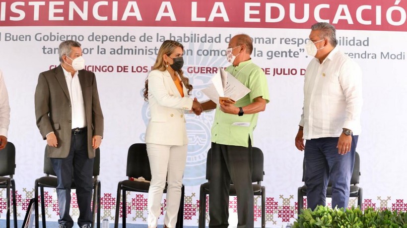 Celebra Evelyn Salgado a Personal de Apoyo y Asistencia a la Educación en Guerrero
