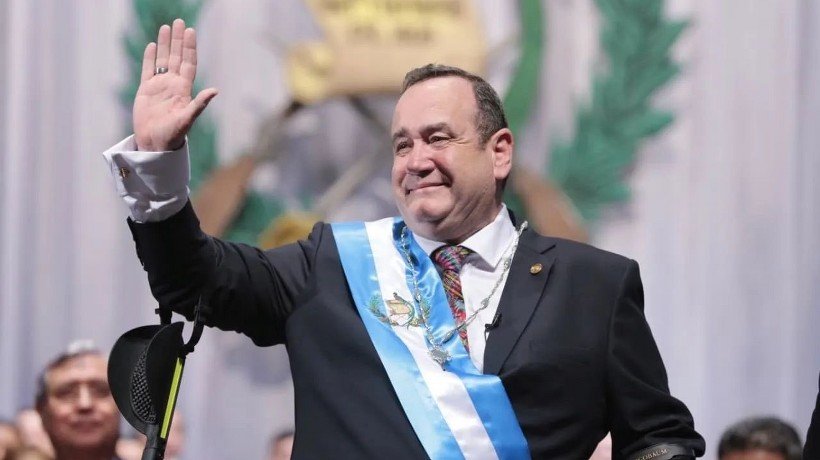 Evacuan a presidente de Guatemala tras ataque armado cerca de México