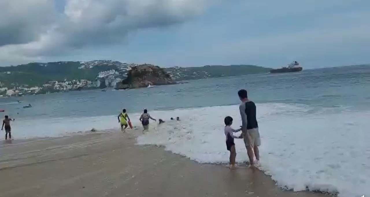 Rescatan a turistas de playa el Morro en Acapulco