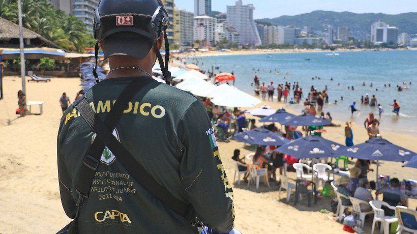 Vigilan paramédicos y salvavidas zonas de playa de Acapulco