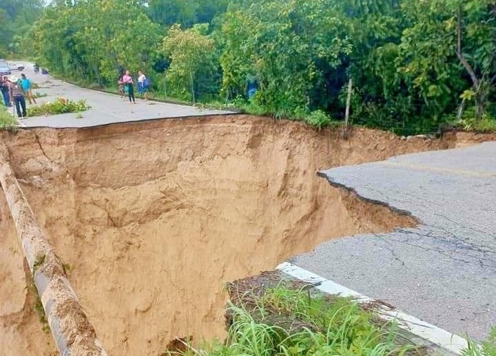 ¡Incomunicados! Se parte en dos carretera Tlacoachistlahuaca-Metlatónoc