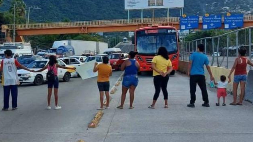 Bloquean en Las Cruces de Acapulco por adolescente desaparecida