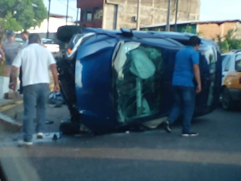 Vuelca vehículo en La Tolva; una mujer resultó lesionada