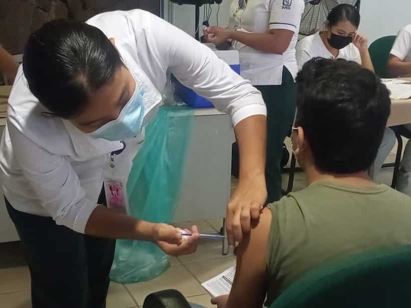 Aplica IMSS vacunas anticovid para menores de 12 a 17 años en Acapulco