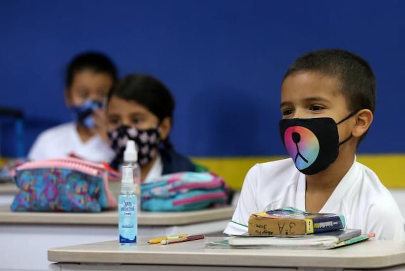 Armados con gel antibacterial y cubrebocas regresan a clases niños de Acapulco