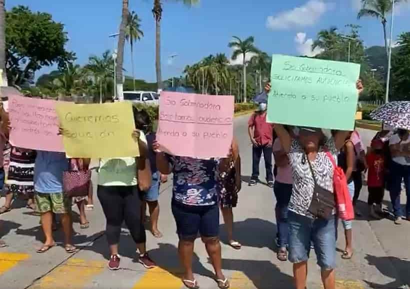 Bloquean adultos mayores y discapacitados el bulevar de Las Naciones