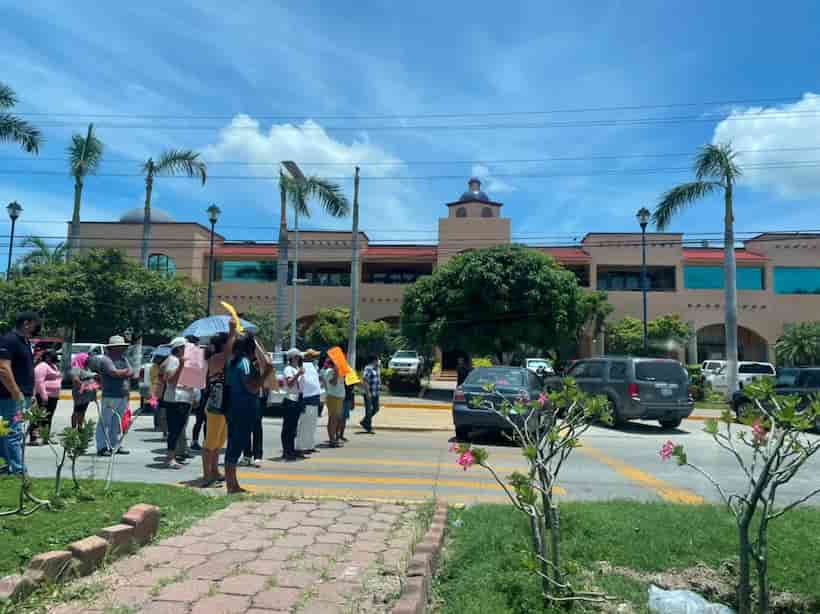 Bloquean adultos mayores en Acapulco y Chilpancingo; exigen pago de adeudos