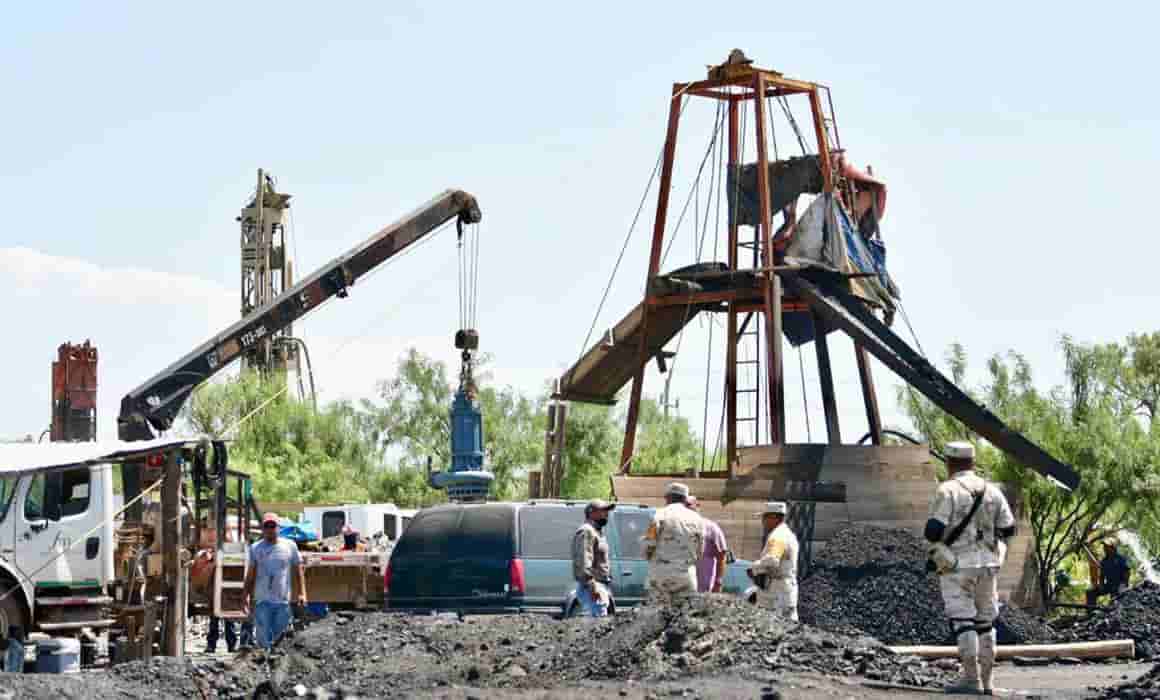 Rescate de mineros: Ingresa buzo de Sedena a pozo de mina en Coahuila