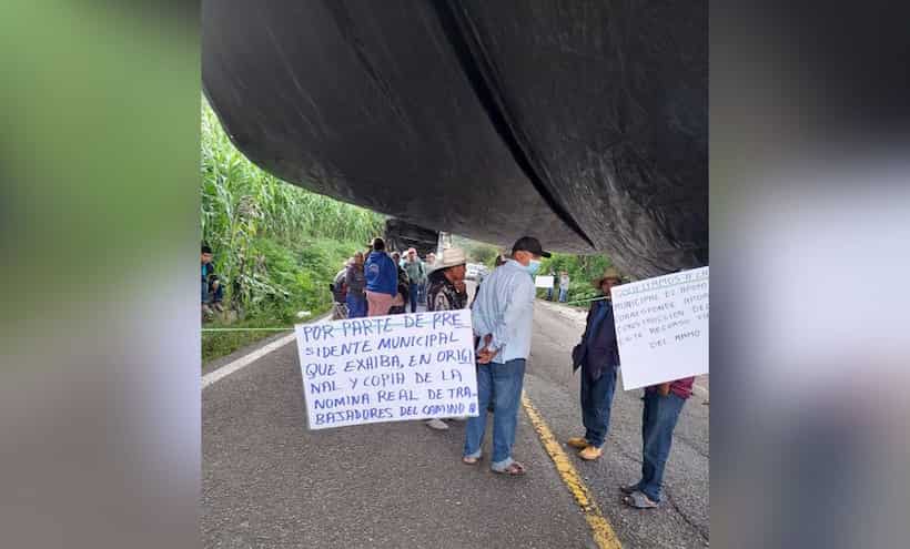 Con bloqueo en Tlapa denuncian mal manejo de recursos en obras de caminos rurales