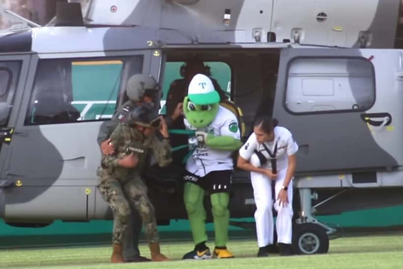 Critican internautas uso de helicóptero de la Semar para traslado de mascota