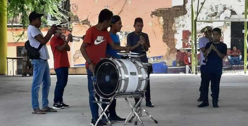 Entrega SAIA instrumentos musicales a bandas de Atlamajalcingo y Teloloapan