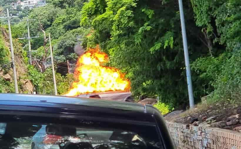 Explota pipa de PEMEX en la avenida Escénica de Acapulco