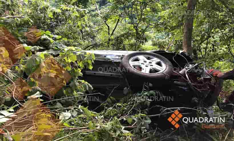 Familia pierde la vida tras accidente en Chilpancingo; su auto cayó en un barranco