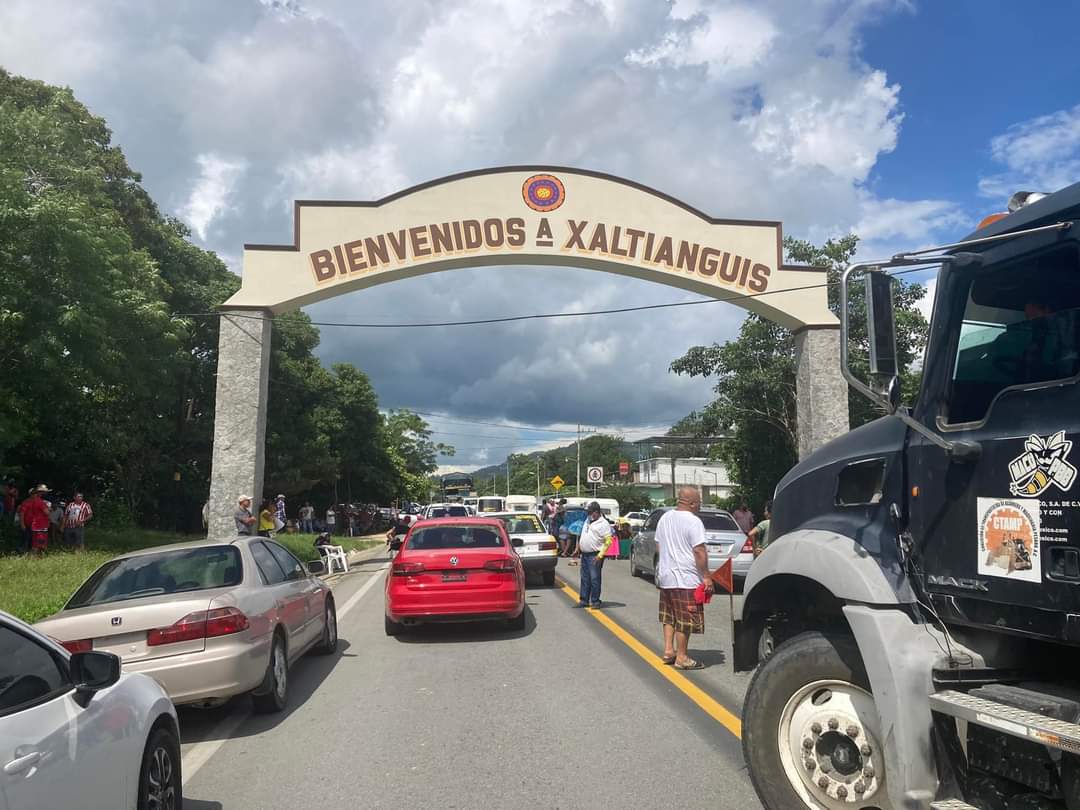 Bloquean habitantes de Xaltianguis la México-Acapulco