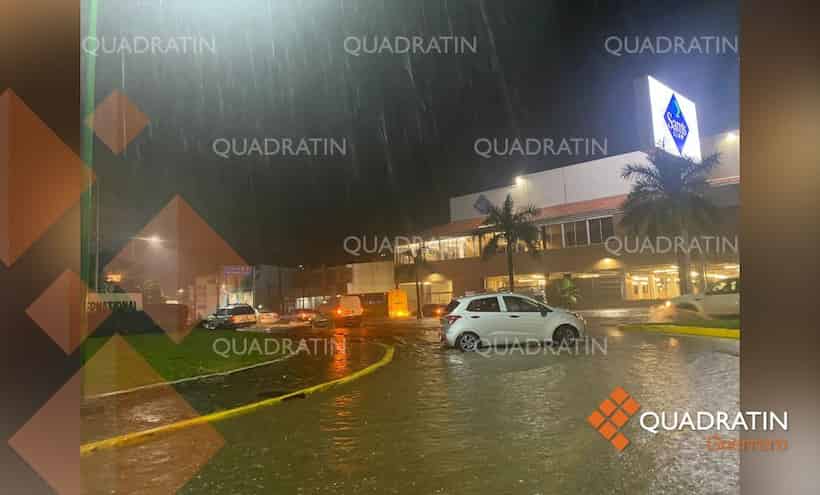 Intensa lluvia deja inundaciones y autos varados en Zihuatanejo