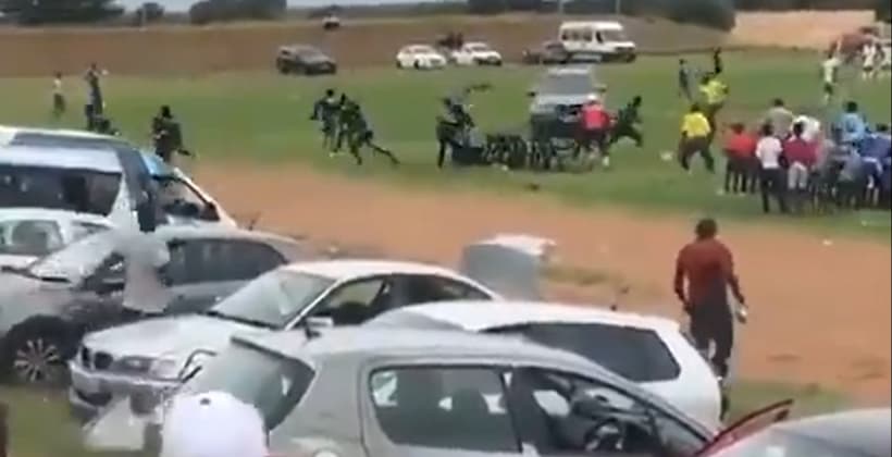 VIDEO: Fanático invade cancha de futbol con su coche e intenta atropellar al árbitro