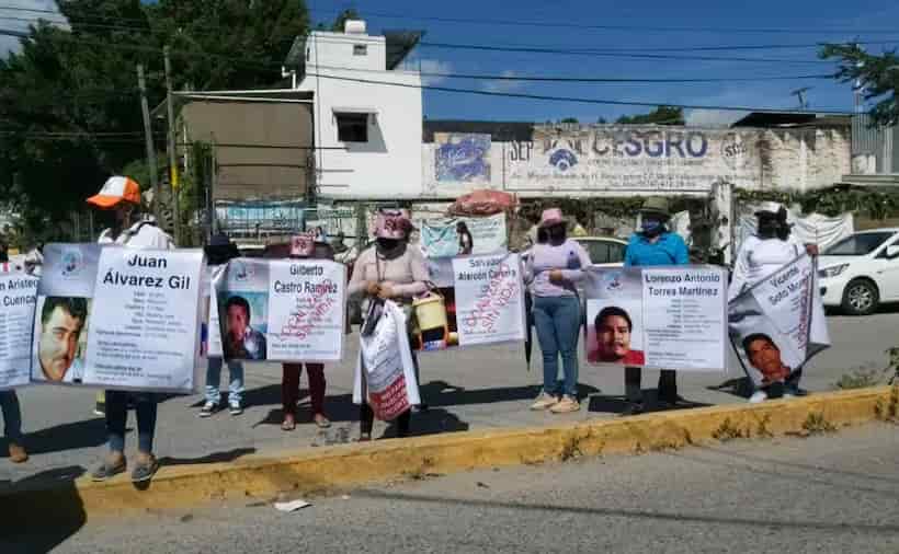 Marchan colectivos de desaparecidos y padres de los 43 en Chilpancingo