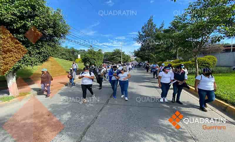 Marchan normalistas en Chilpancingo; exigen plazas