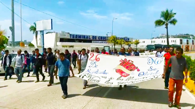 Marchan normalistas de Ayotzinapa en la Costera de Acapulco