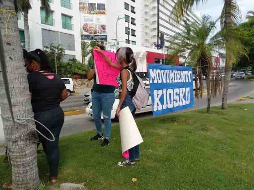 Protesta Movimiento Kiosko; exigen reunión con Rector de la UAGro