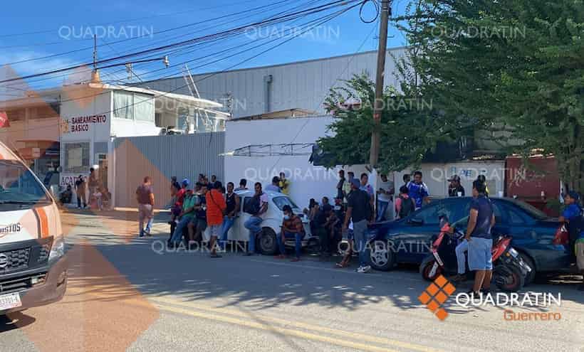 Protesta trabajadores voluntarios en oficinas de Saneamiento en Acapulco