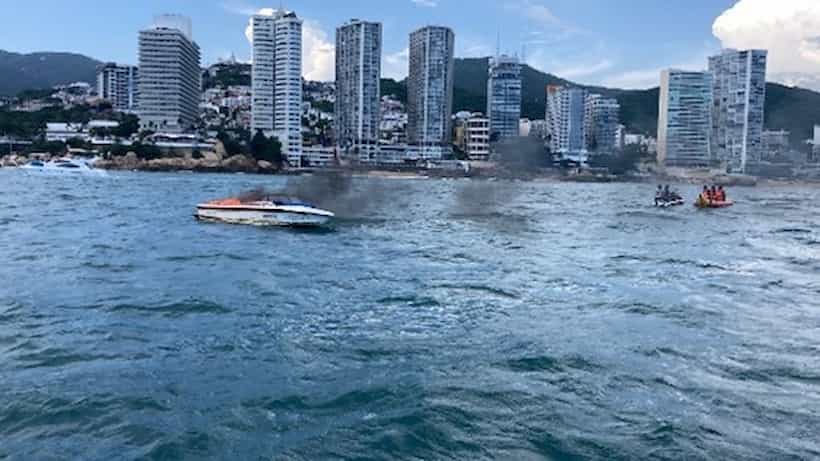 Se incendia bote que jalaba banana en Acapulco; Marina rescata a turistas