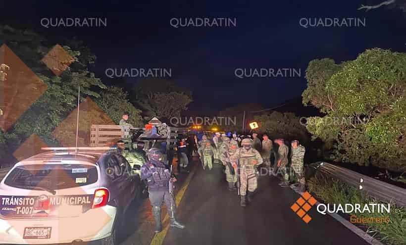 Vuelca camión con militares en barranco de Tixtla; hay al menos 16 heridos