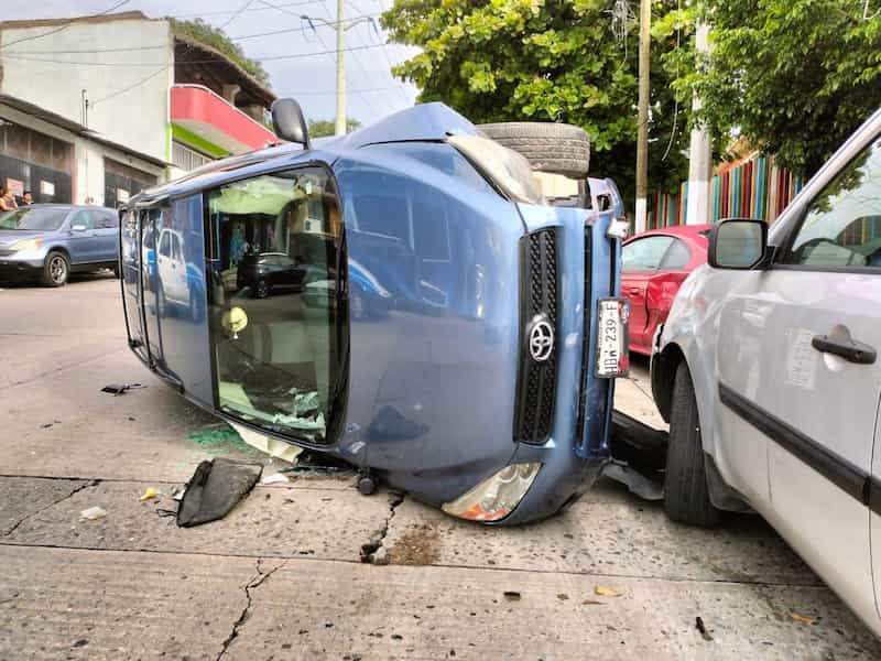 Vuelca camioneta en la avenida Solidaridad de Acapulco