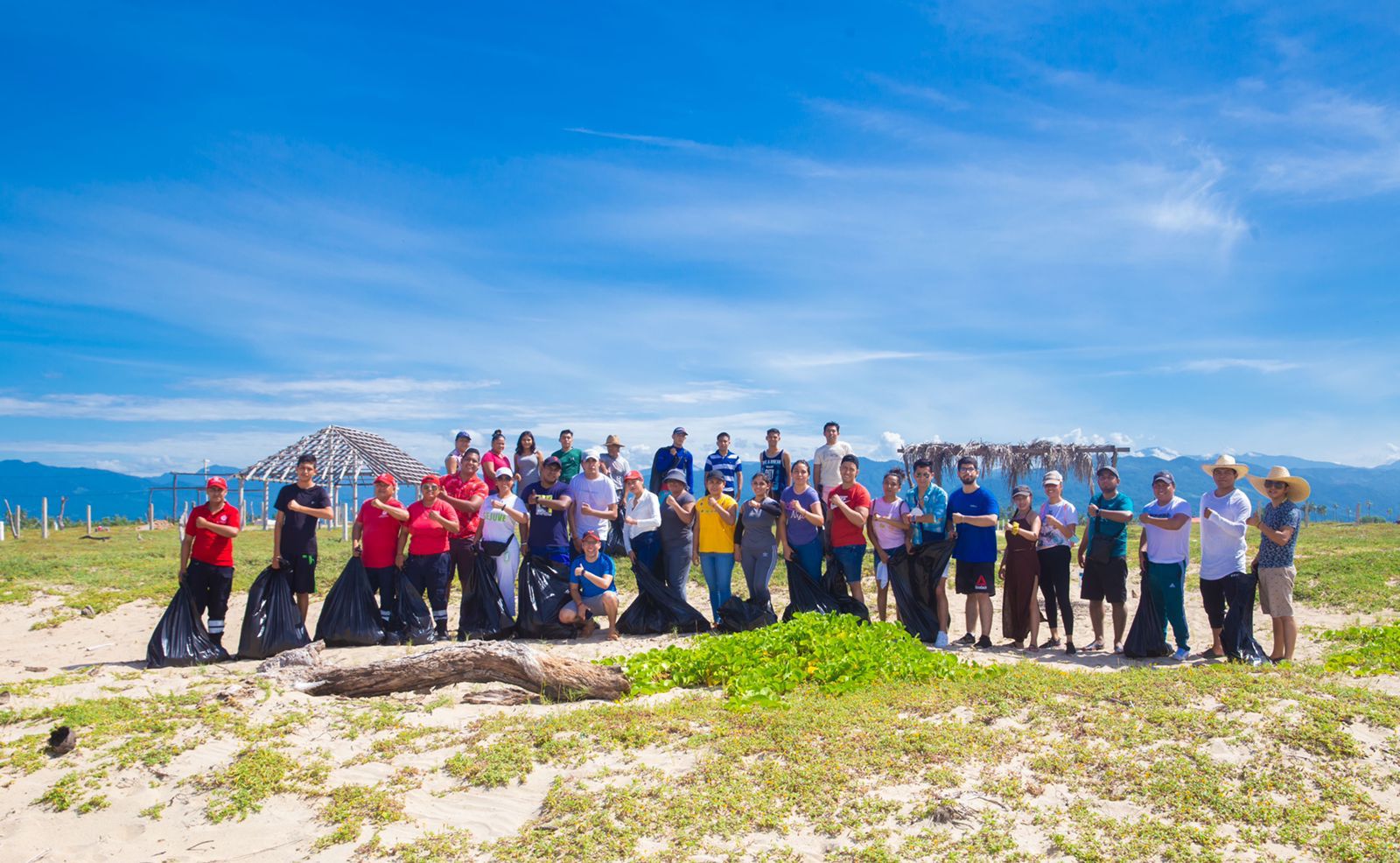 Participan jóvenes en labores de limpieza de playas en Benito Juárez y Copala