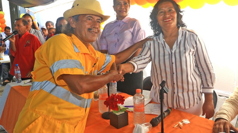 Festeja Abelina López a barrenderos y pide a ciudadanos mantener limpio Acapulco