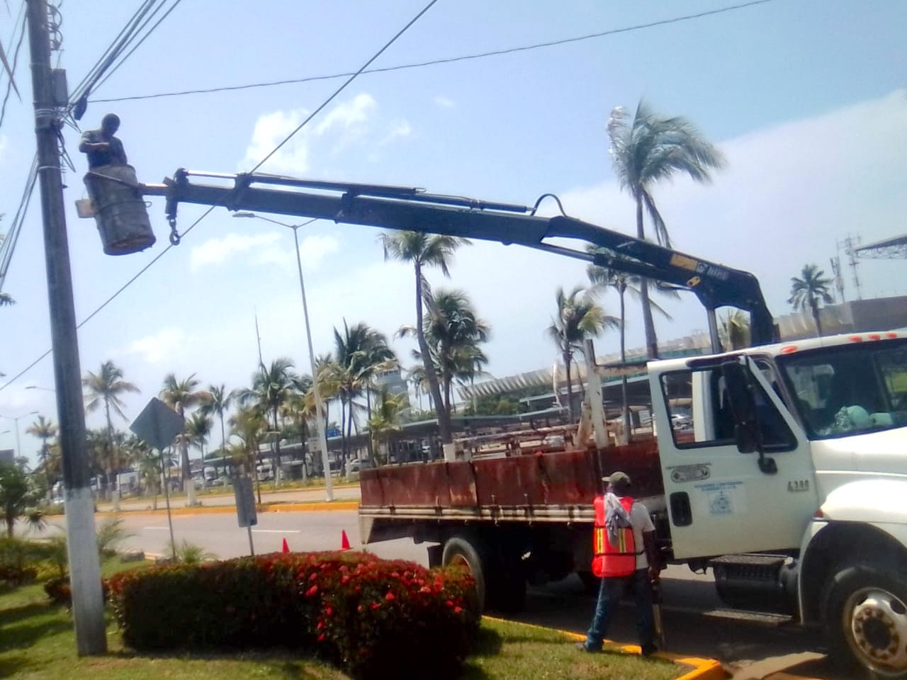 Rehabilitan iluminación en área del aeropuerto de Acapulco