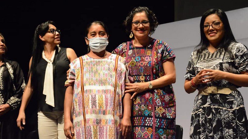 Ganan artesanas de Guerrero premios por sus piezas textiles