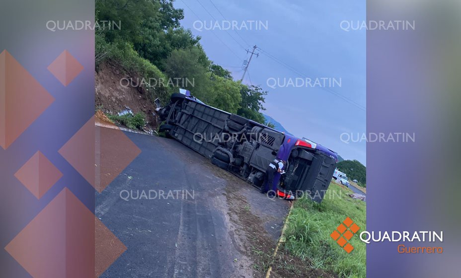 Volcadura de autobús deja una persona sin vida en Zihuatanejo
