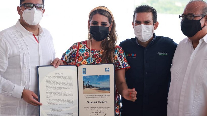 Iza Evelyn Salgado bandera Blue Flag en playa de Zihuatanejo