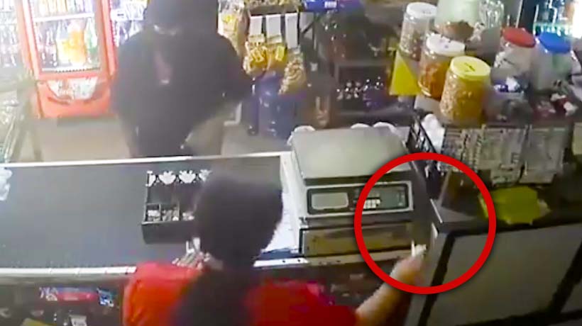 VIDEO: Ataca empleada a ladrón con un cuchillo en Colima